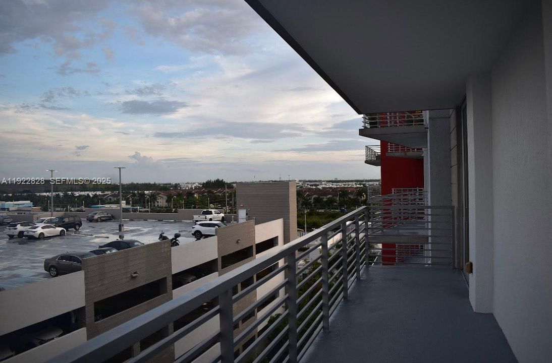 出租: $2,450 (1 贝兹, 1 浴室, 833 平方英尺)