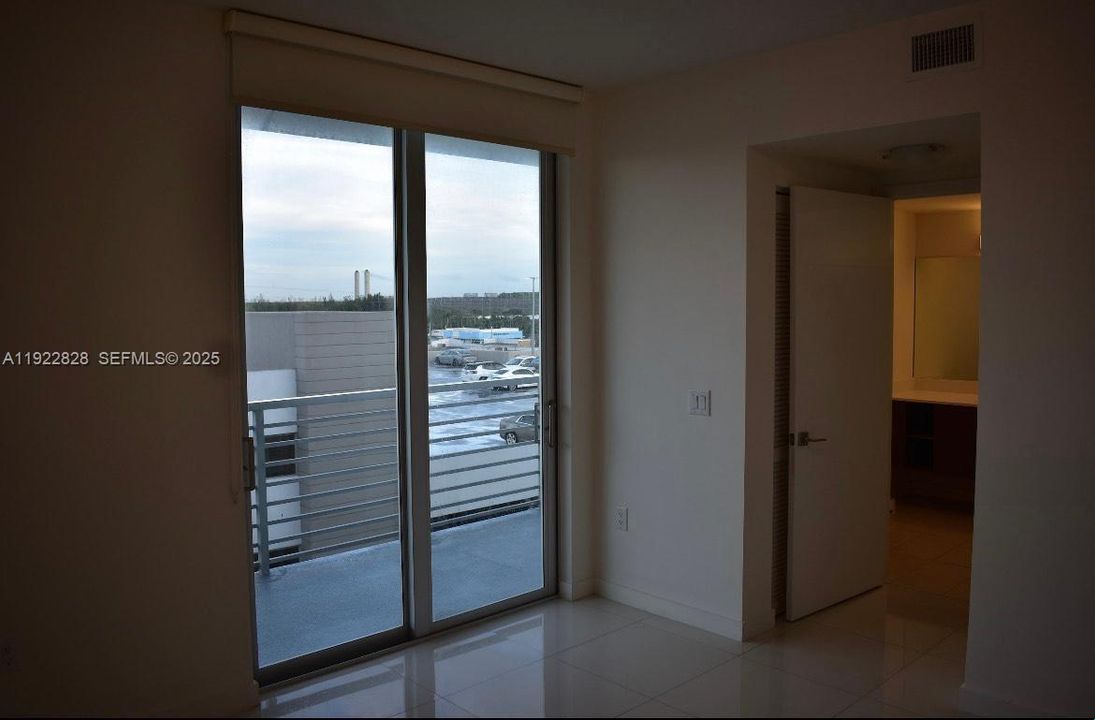 出租: $2,450 (1 贝兹, 1 浴室, 833 平方英尺)