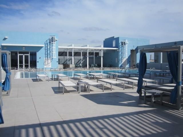 出租: $2,450 (1 贝兹, 1 浴室, 833 平方英尺)