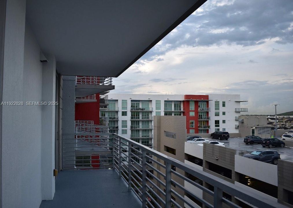 出租: $2,450 (1 贝兹, 1 浴室, 833 平方英尺)