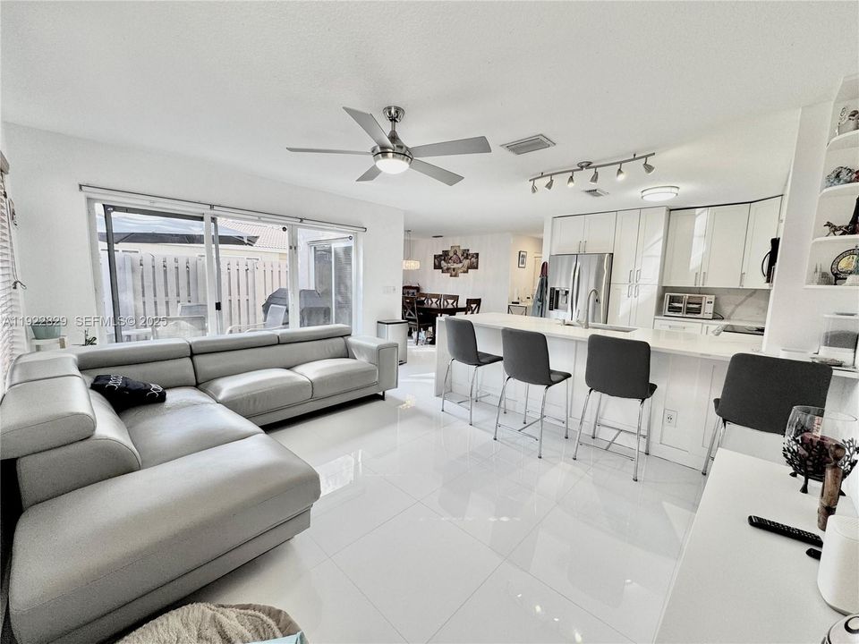 待售: $550,000 (4 贝兹, 2 浴室, 1886 平方英尺)