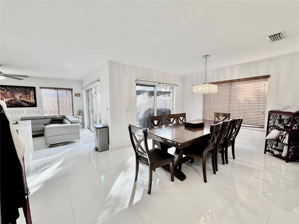 待售: $550,000 (4 贝兹, 2 浴室, 1886 平方英尺)