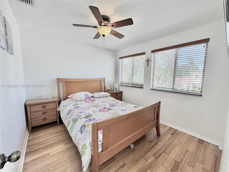 待售: $550,000 (4 贝兹, 2 浴室, 1886 平方英尺)