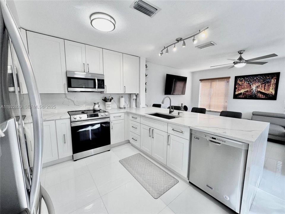 待售: $550,000 (4 贝兹, 2 浴室, 1886 平方英尺)