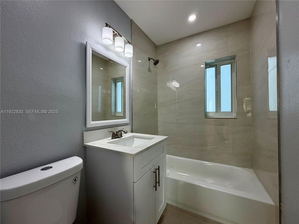 出租: $2,695 (3 贝兹, 1 浴室, 864 平方英尺)