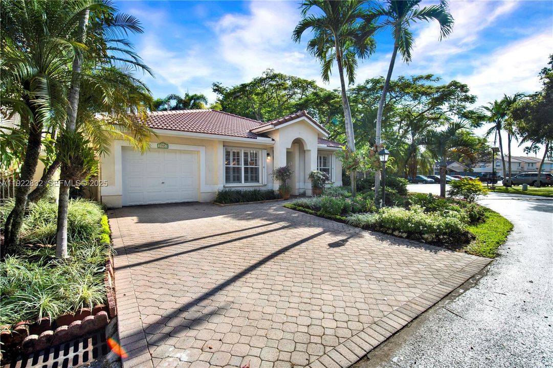 На продажу: $599,977 (3 спален, 2 ванн, 1905 Квадратных фут)