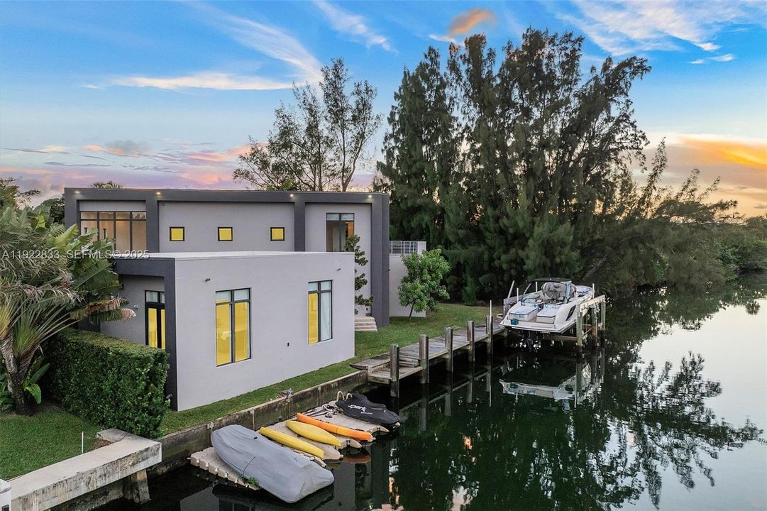 На продажу: $4,500,000 (5 спален, 4 ванн, 4156 Квадратных фут)