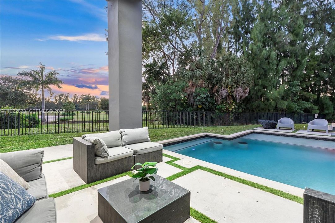 На продажу: $4,500,000 (5 спален, 4 ванн, 4156 Квадратных фут)