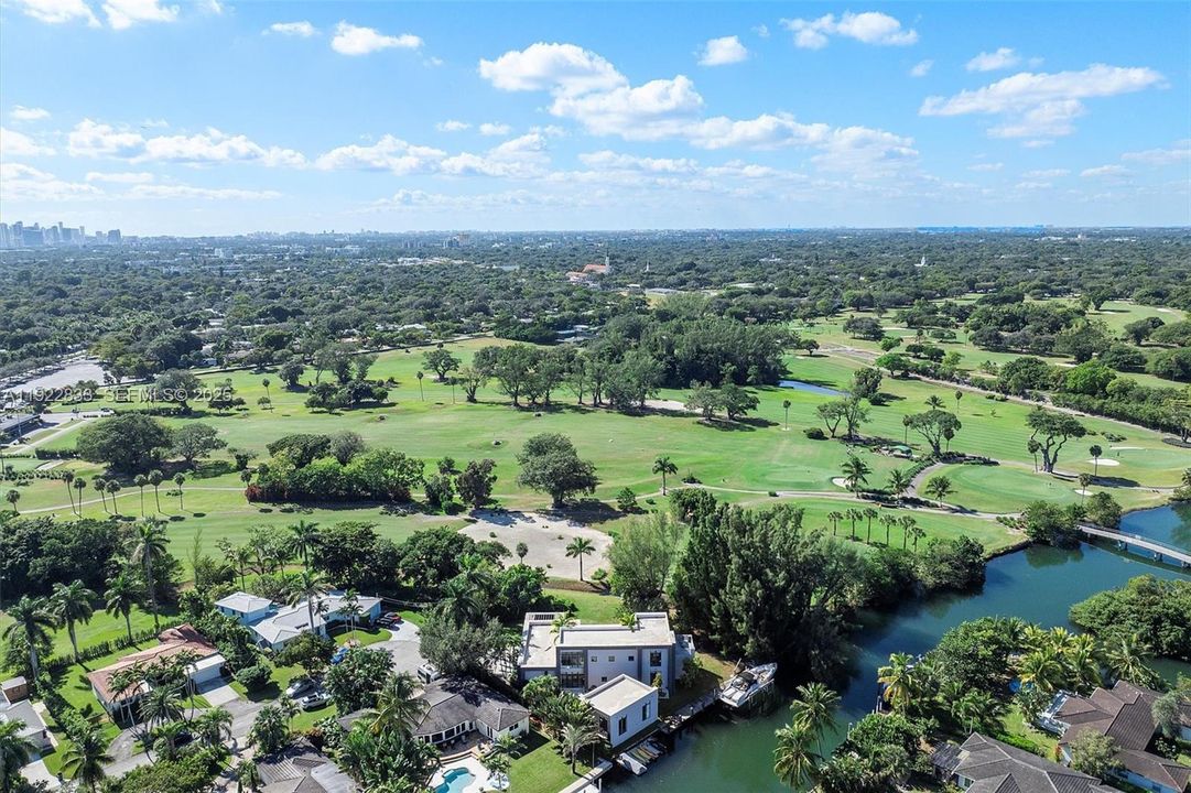 На продажу: $4,500,000 (5 спален, 4 ванн, 4156 Квадратных фут)