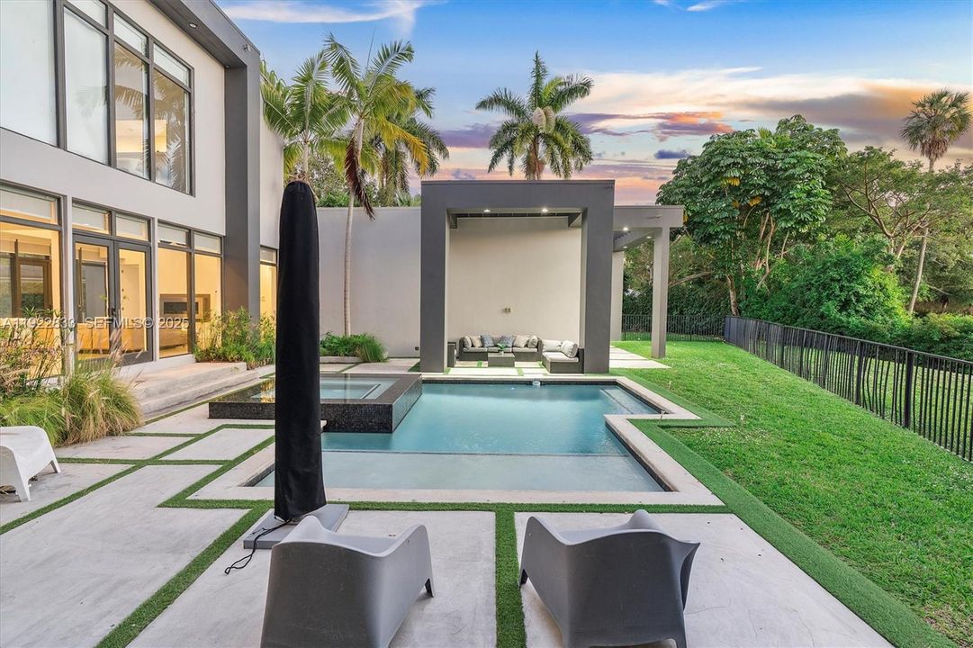 На продажу: $4,500,000 (5 спален, 4 ванн, 4156 Квадратных фут)