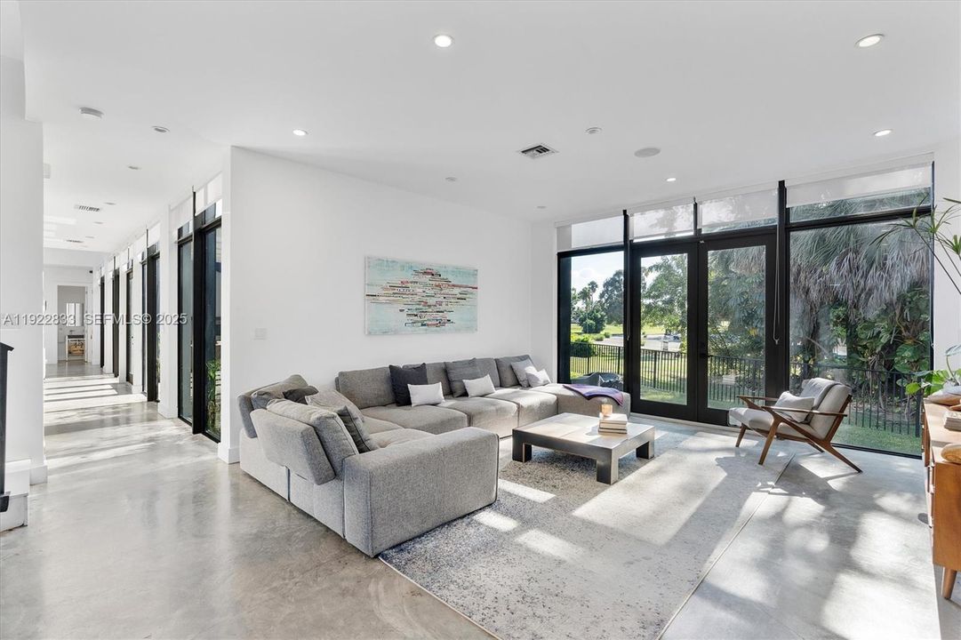 На продажу: $4,500,000 (5 спален, 4 ванн, 4156 Квадратных фут)