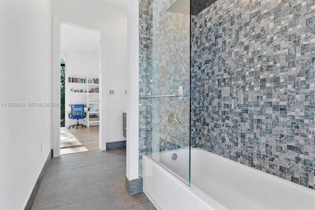 На продажу: $4,500,000 (5 спален, 4 ванн, 4156 Квадратных фут)