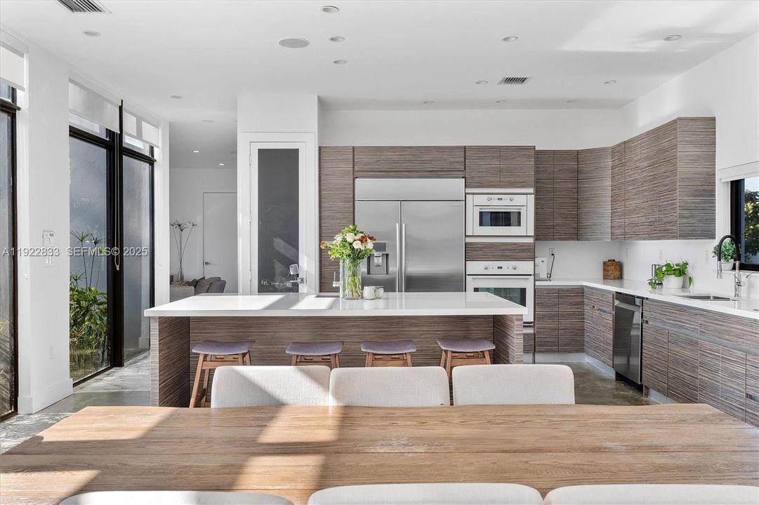 На продажу: $4,500,000 (5 спален, 4 ванн, 4156 Квадратных фут)