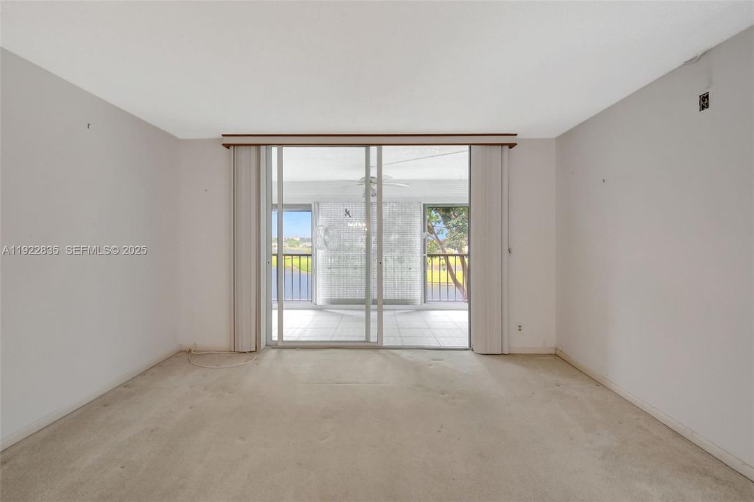 На продажу: $110,000 (2 спален, 2 ванн, 1060 Квадратных фут)