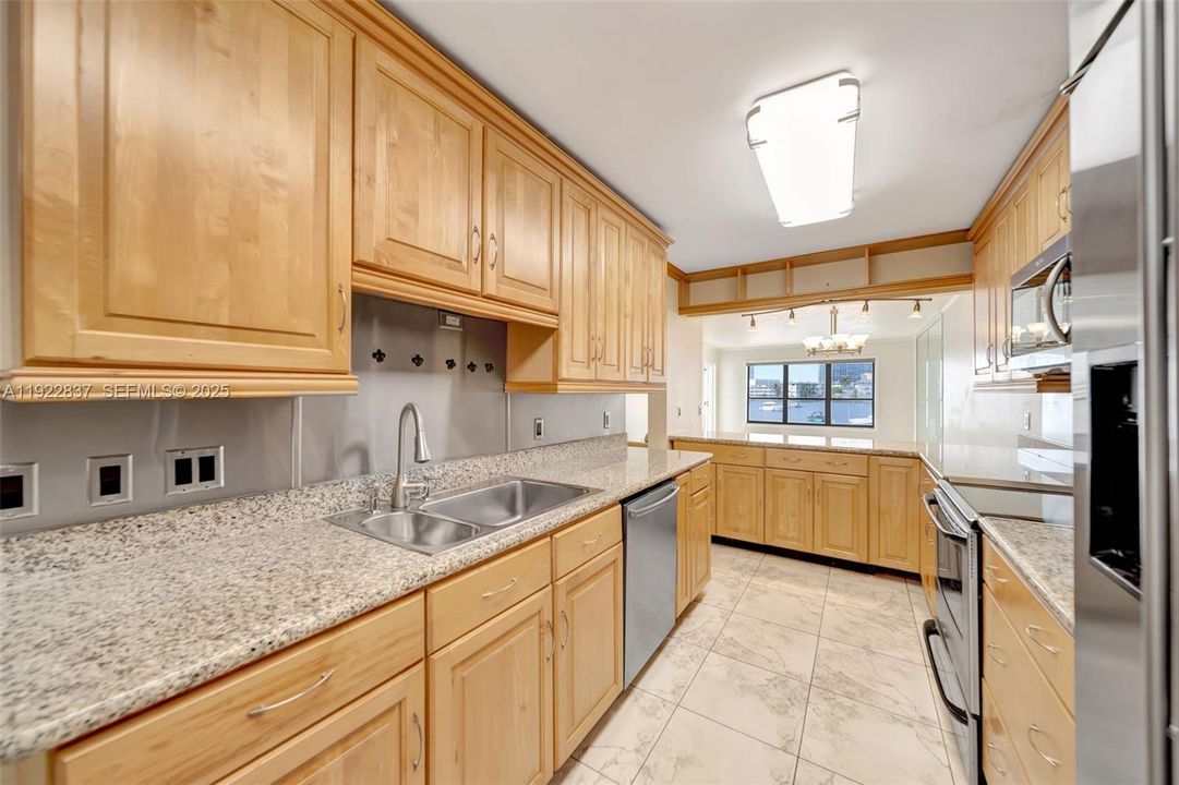 For Sale: $505,000 (2 beds, 2 baths, 1330 Square Feet)