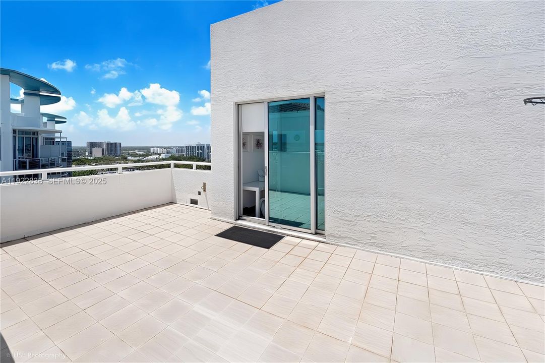 For Sale: $835,000 (2 beds, 3 baths, 1692 Square Feet)