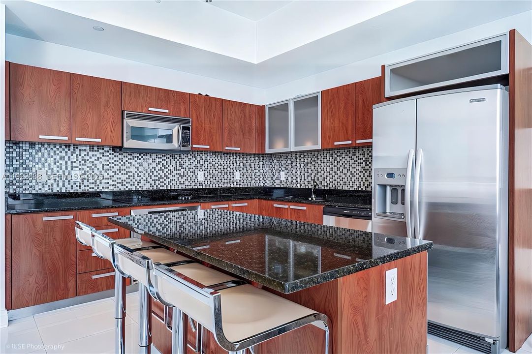 For Sale: $835,000 (2 beds, 3 baths, 1692 Square Feet)