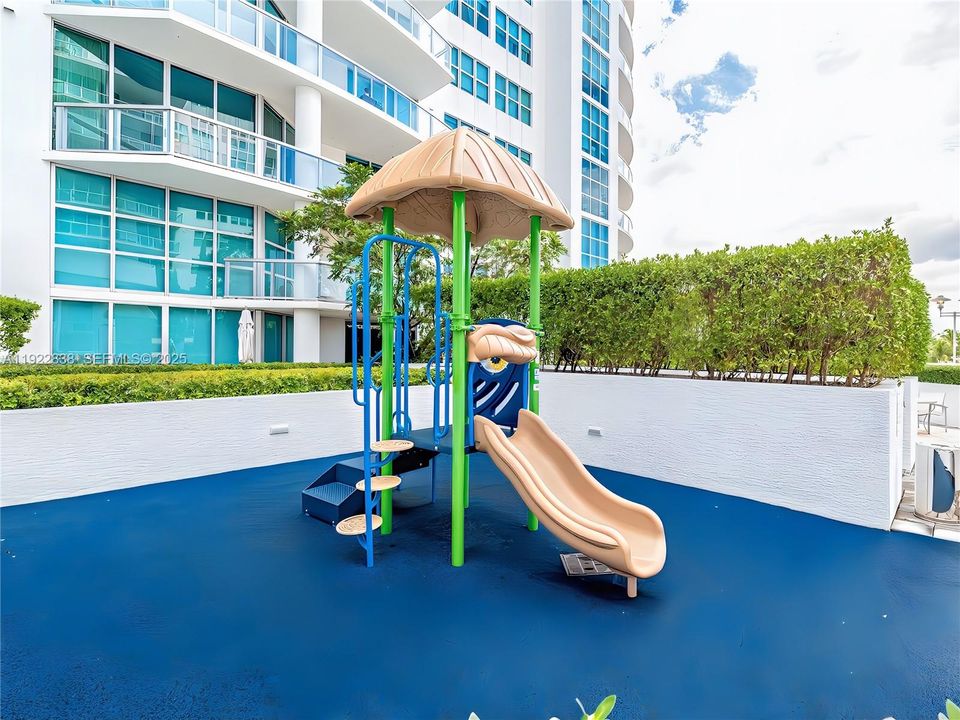 For Sale: $835,000 (2 beds, 3 baths, 1692 Square Feet)