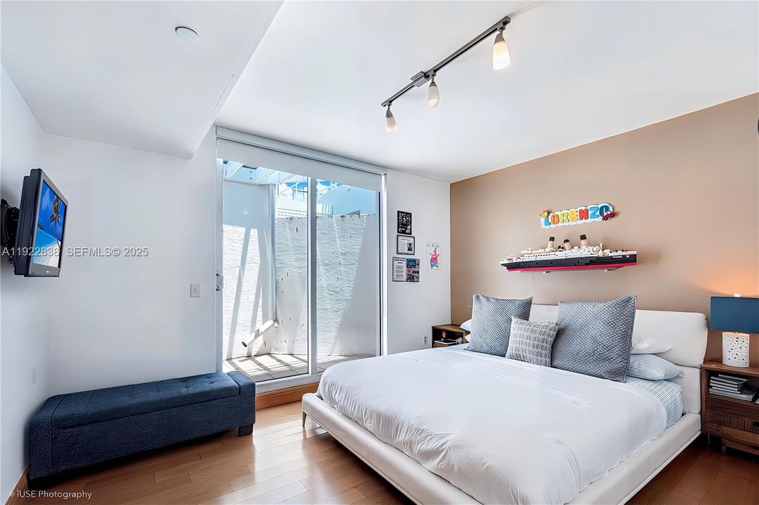 For Sale: $835,000 (2 beds, 3 baths, 1692 Square Feet)