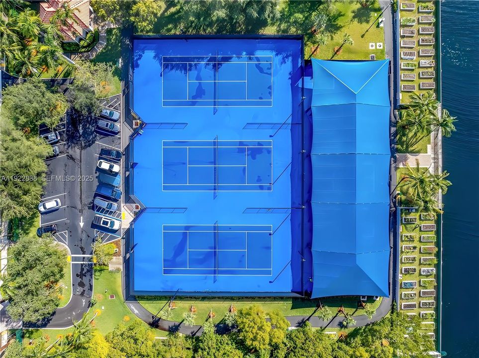 For Sale: $835,000 (2 beds, 3 baths, 1692 Square Feet)