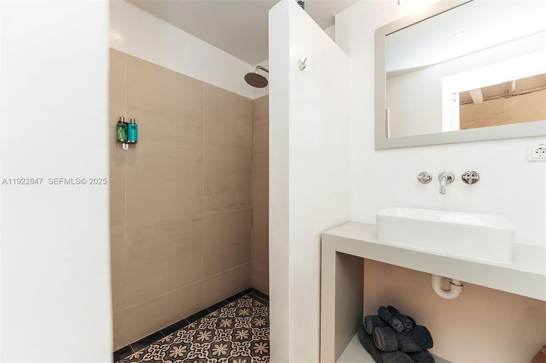 For Sale: $5,950,000 (9 beds, 8 baths, 600 Square Feet)