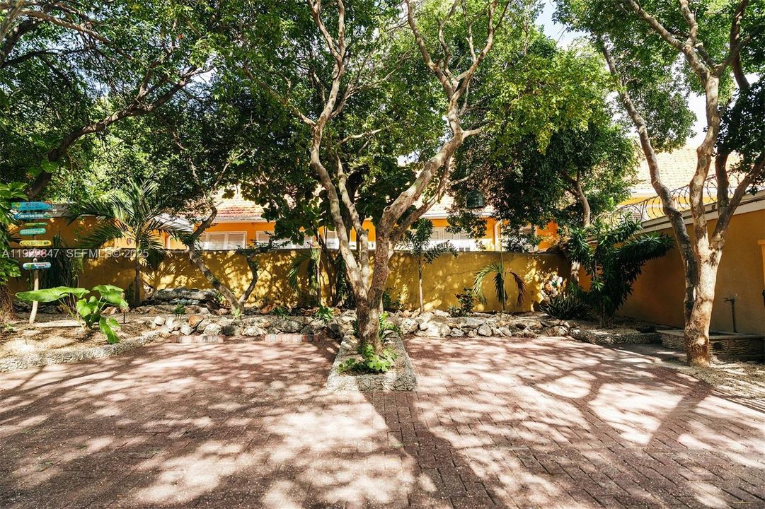For Sale: $5,950,000 (9 beds, 8 baths, 600 Square Feet)