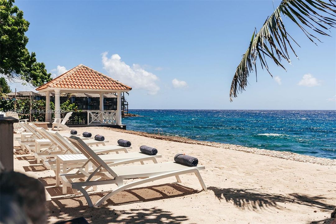 For Sale: $5,950,000 (9 beds, 8 baths, 600 Square Feet)