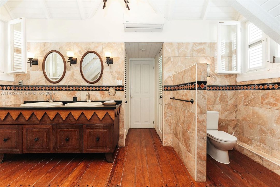 For Sale: $5,950,000 (9 beds, 8 baths, 600 Square Feet)