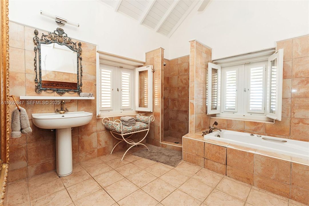 For Sale: $5,950,000 (9 beds, 8 baths, 600 Square Feet)