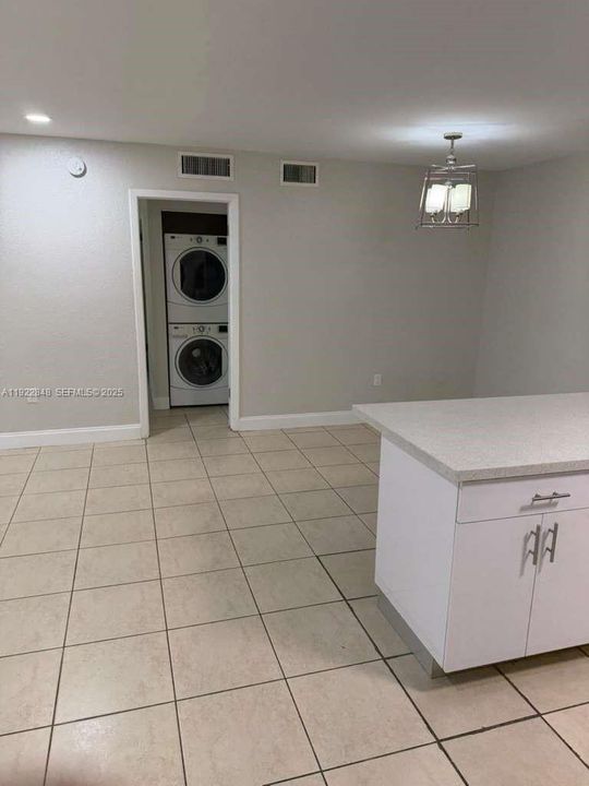 出租: $1,895 (1 贝兹, 1 浴室, 750 平方英尺)