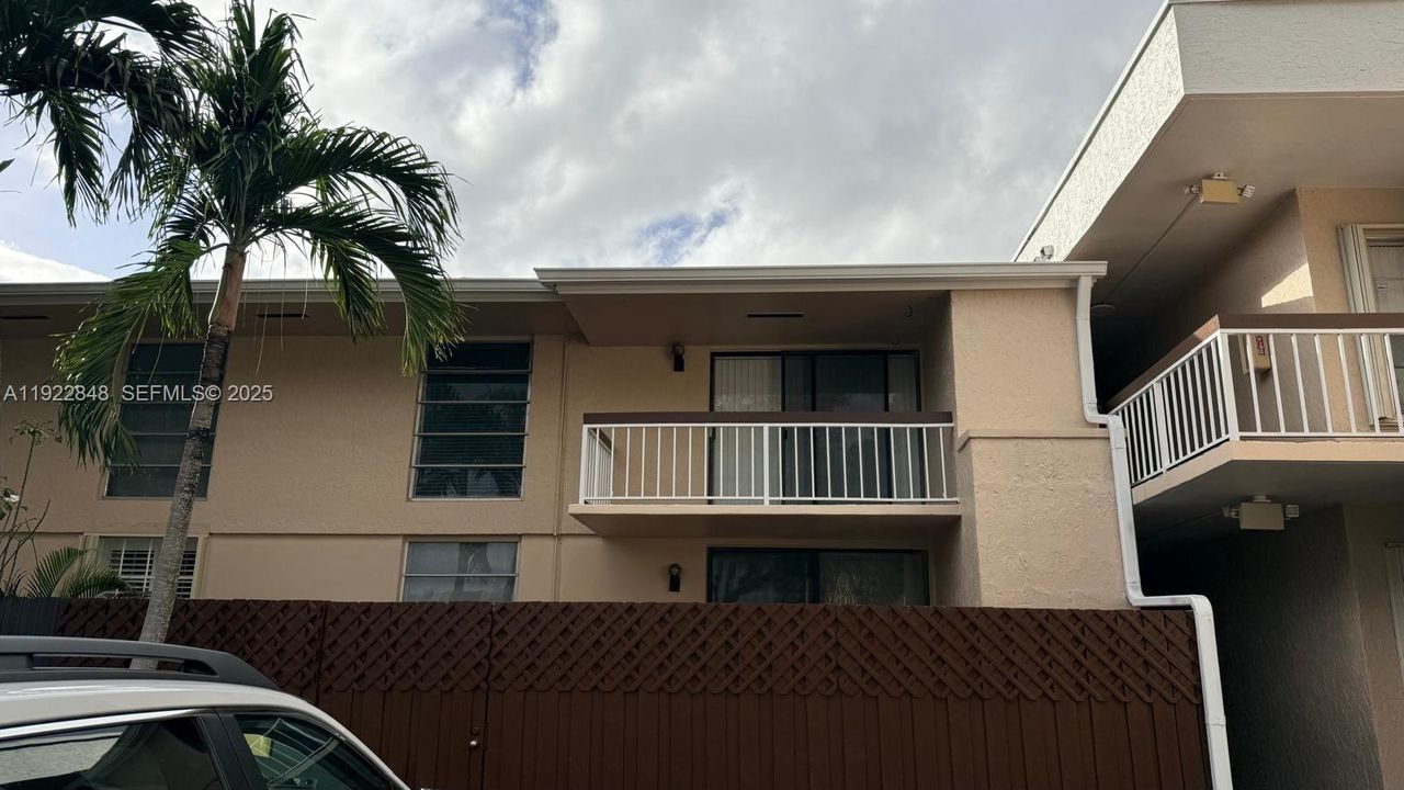 出租: $1,895 (1 贝兹, 1 浴室, 750 平方英尺)