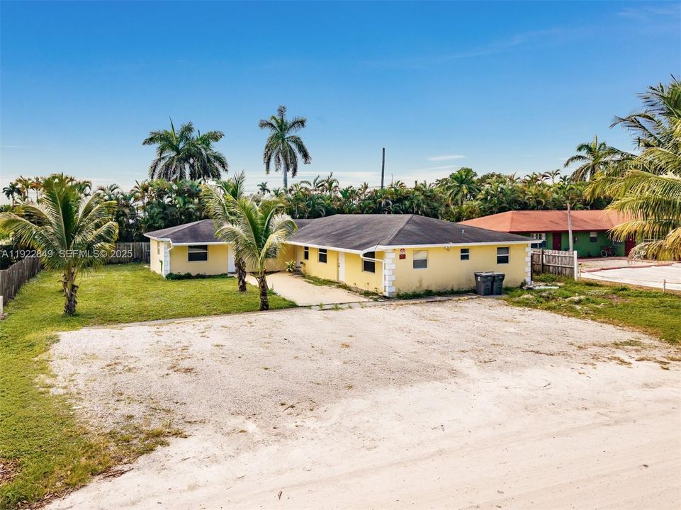 For Rent: $1,800 (2 beds, 1 baths, 832 Square Feet)