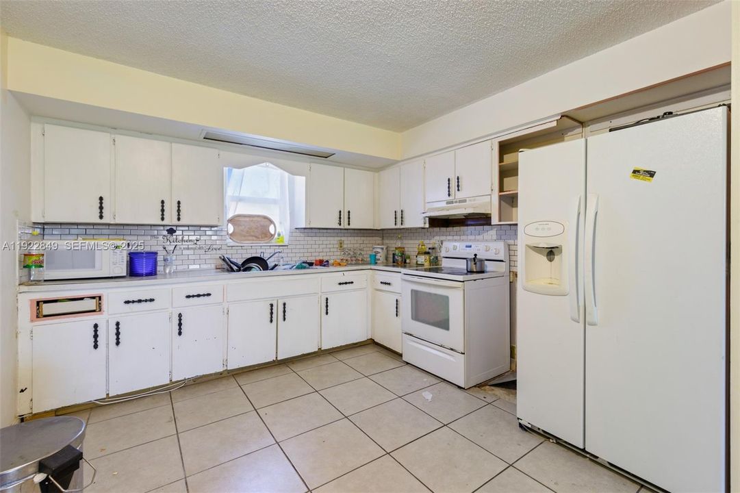 For Rent: $1,800 (2 beds, 1 baths, 832 Square Feet)
