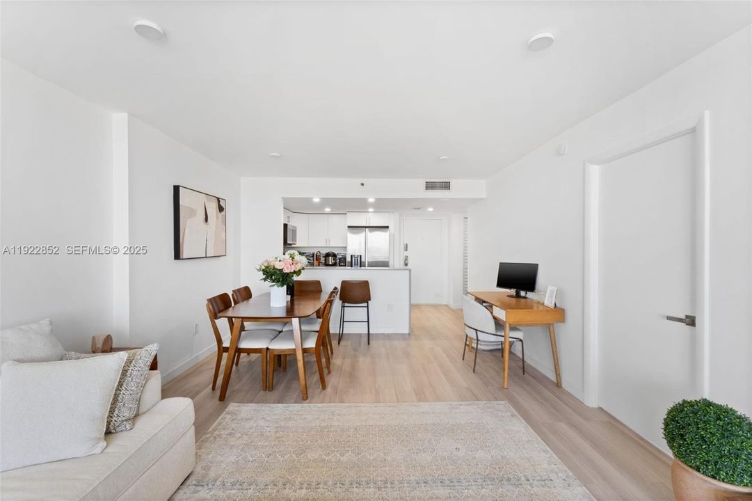 For Rent: $1,900 (1 beds, 1 baths, 782 Square Feet)