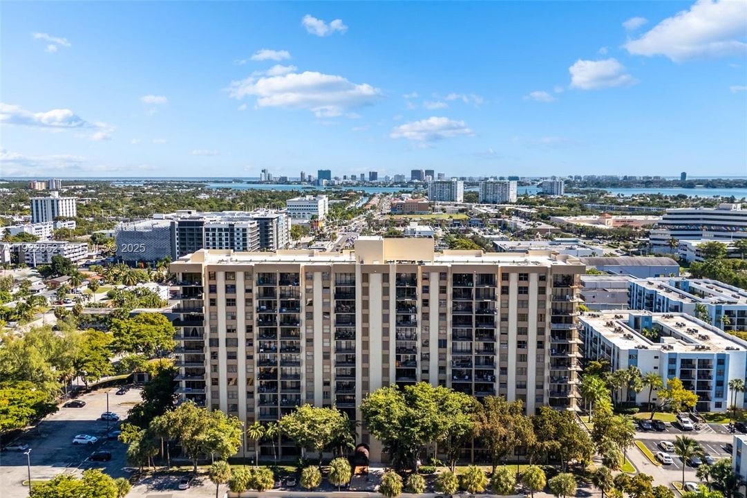 For Rent: $1,900 (1 beds, 1 baths, 782 Square Feet)