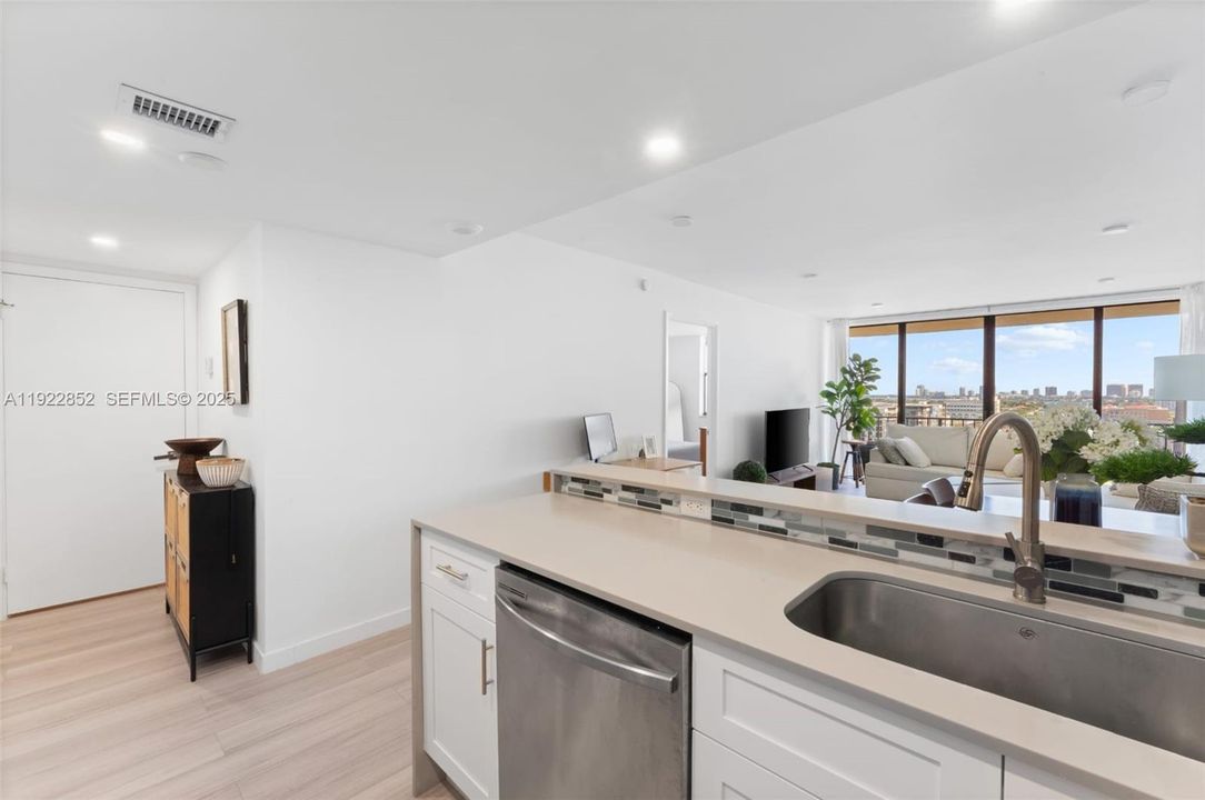 For Rent: $1,900 (1 beds, 1 baths, 782 Square Feet)