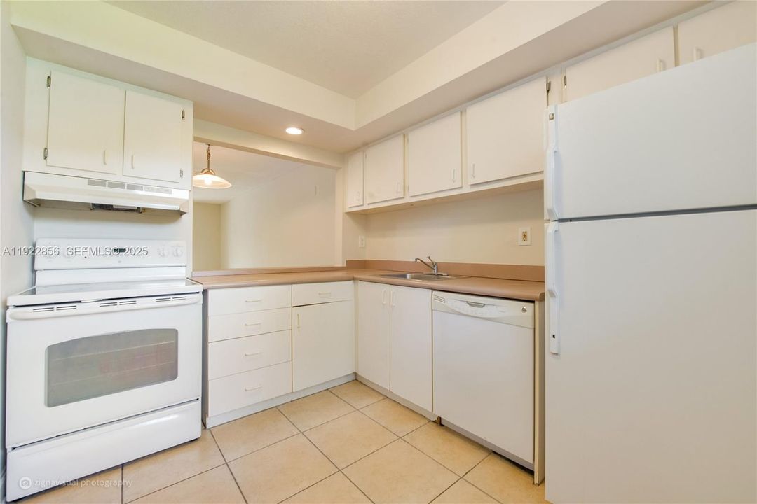For Sale: $419,900 (2 beds, 2 baths, 960 Square Feet)