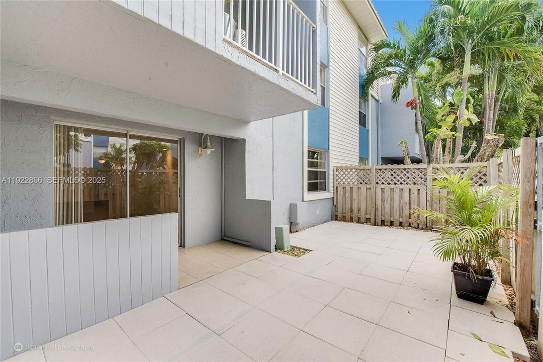 For Sale: $419,900 (2 beds, 2 baths, 960 Square Feet)