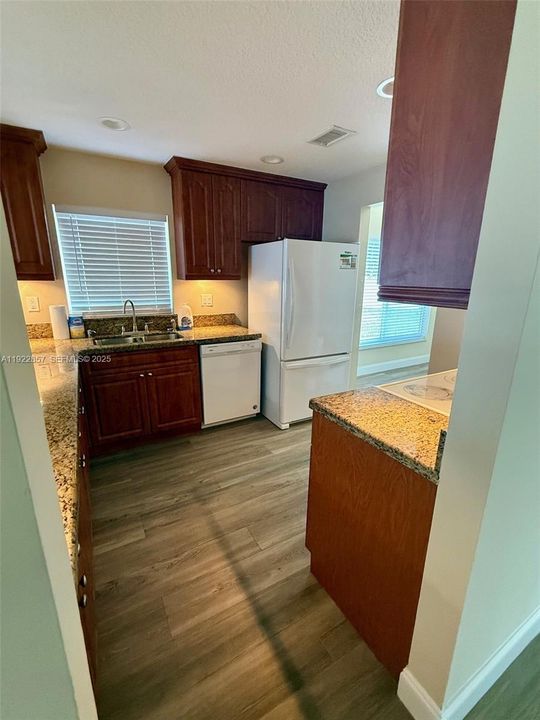 For Rent: $3,950 (3 beds, 2 baths, 1465 Square Feet)