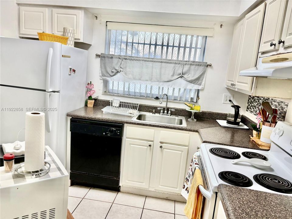 待售: $264,000 (2 贝兹, 2 浴室, 854 平方英尺)