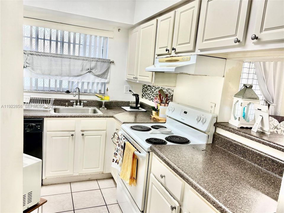 待售: $264,000 (2 贝兹, 2 浴室, 854 平方英尺)