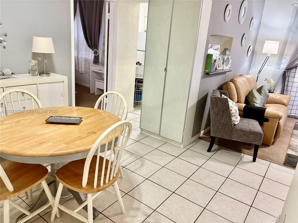 待售: $264,000 (2 贝兹, 2 浴室, 854 平方英尺)