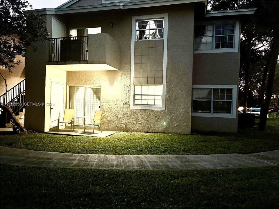 待售: $264,000 (2 贝兹, 2 浴室, 854 平方英尺)