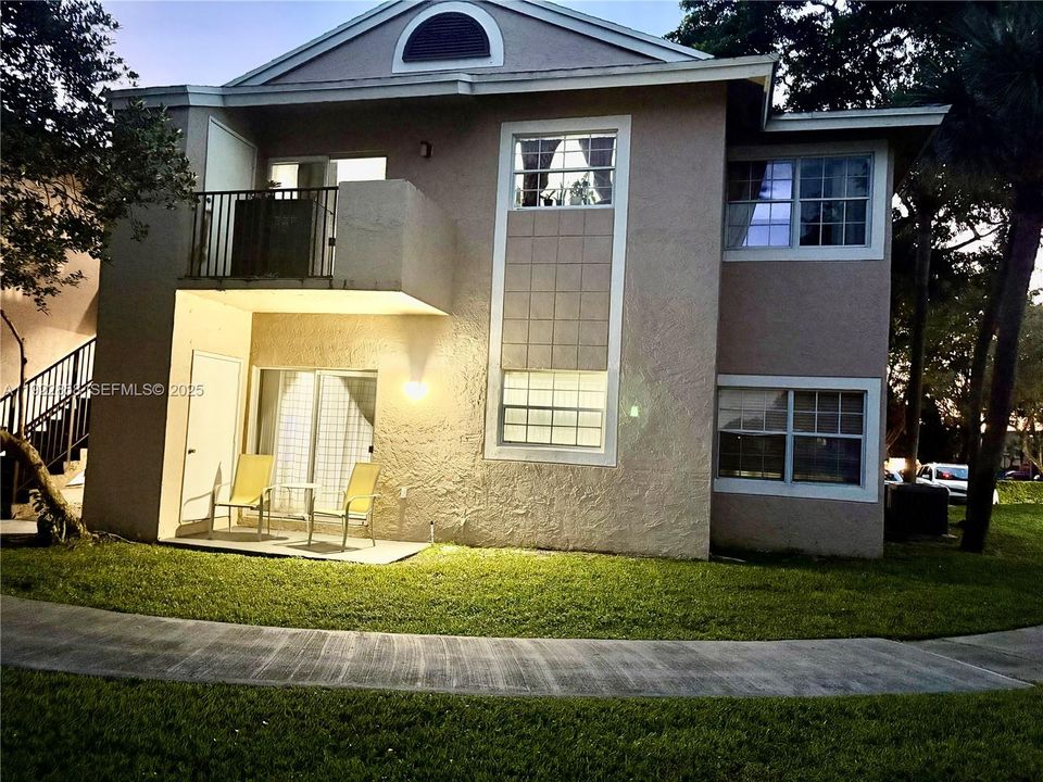 待售: $264,000 (2 贝兹, 2 浴室, 854 平方英尺)