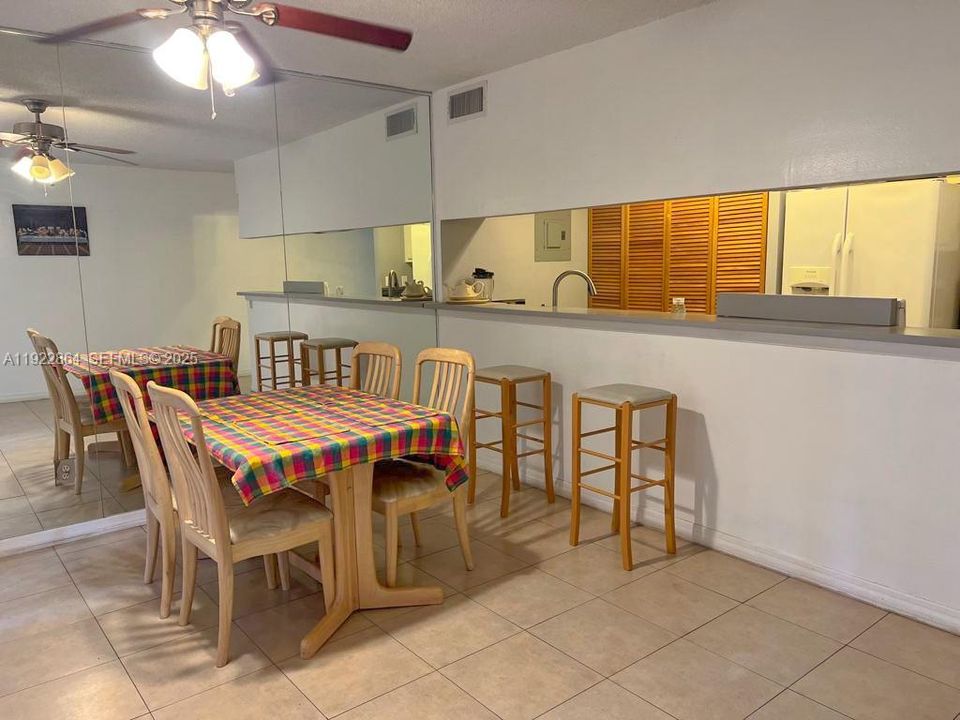 For Rent: $1,800 (2 beds, 1 baths, 870 Square Feet)