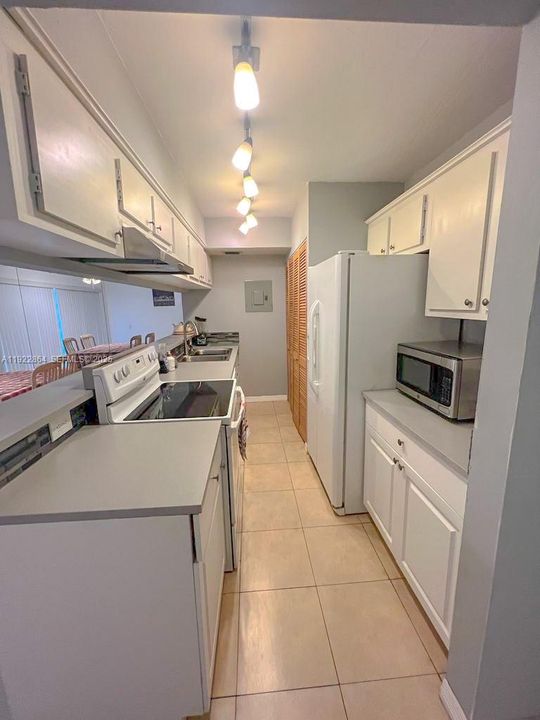 For Rent: $1,800 (2 beds, 1 baths, 870 Square Feet)
