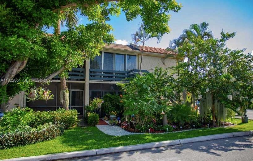 For Rent: $1,800 (2 beds, 1 baths, 870 Square Feet)