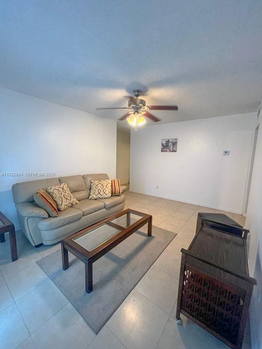 For Rent: $1,800 (2 beds, 1 baths, 870 Square Feet)