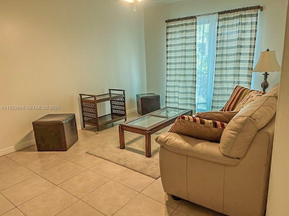 For Rent: $1,800 (2 beds, 1 baths, 870 Square Feet)