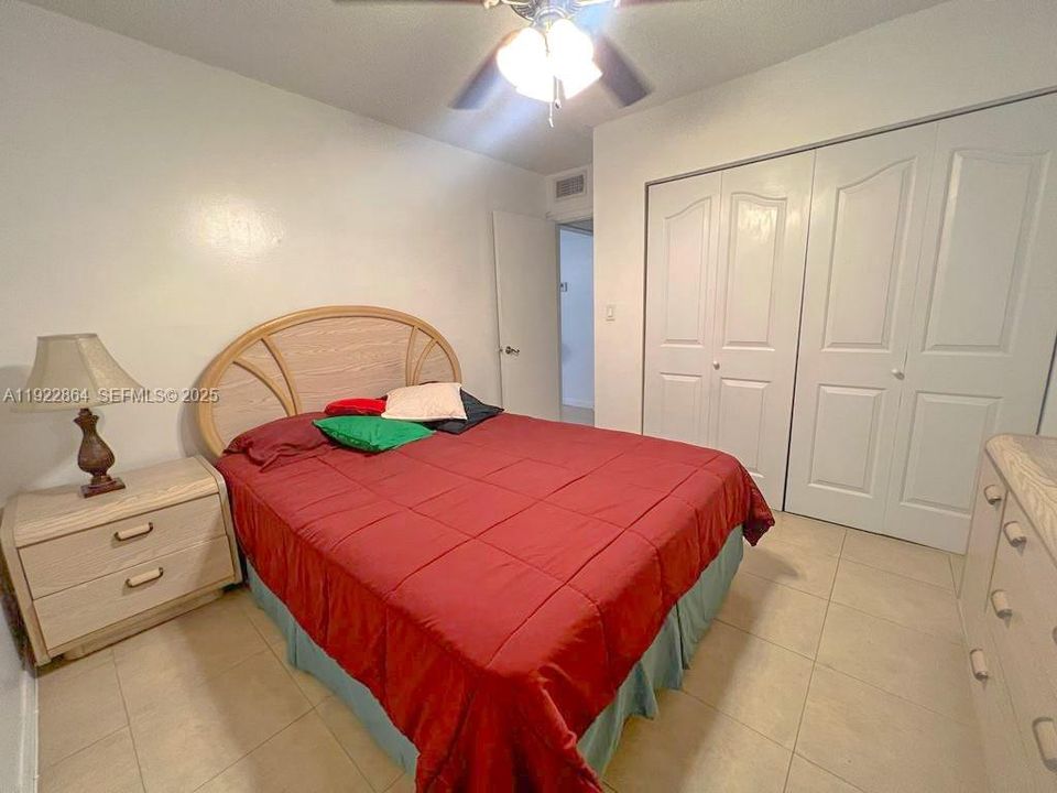 For Rent: $1,800 (2 beds, 1 baths, 870 Square Feet)